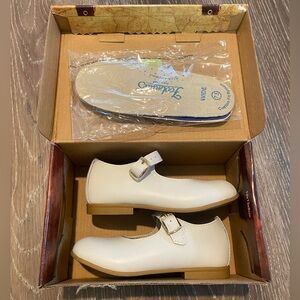 NWT Footmates Girls White Shoes - 7.5